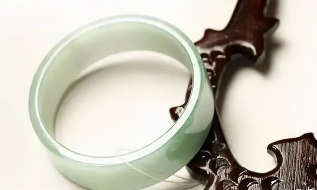 a货翡翠手镯辣绿,翡翠镯子批发-第1张图片-翡翠网 a货翡翠手镯辣绿,翡翠镯子批发-第1张图片-翡翠网