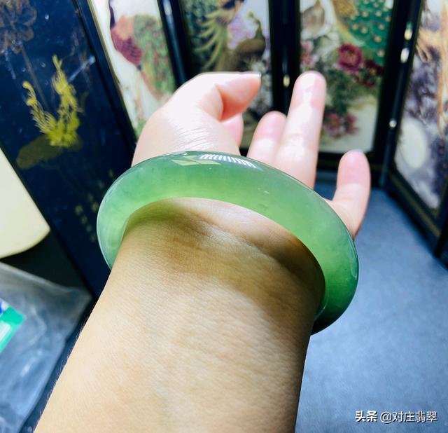 关于手镯翡翠知识点的信息-第3张图片-翡翠网 关于手镯翡翠知识点的信息-第3张图片-翡翠网