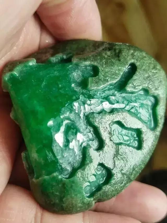 翡翠原石皮有多厚,翡翠原石皮硬还是翡翠硬-第3张图片-翡翠网 翡翠原石皮有多厚,翡翠原石皮硬还是翡翠硬-第3张图片-翡翠网