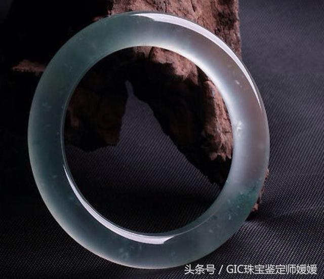 玻璃翡翠手镯鉴定,玻璃手镯和玉手镯的区别-第1张图片-翡翠网 玻璃翡翠手镯鉴定,玻璃手镯和玉手镯的区别-第1张图片-翡翠网