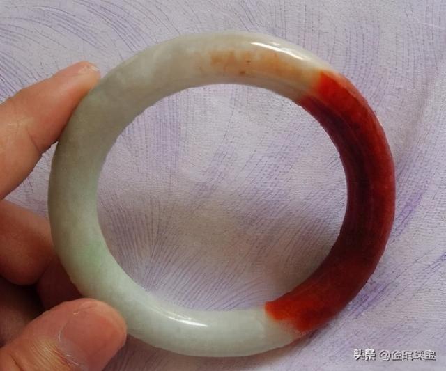翡翠手镯上有红色的小点点翡翠手镯小了-第2张图片-翡翠网 翡翠手镯上有红色的小点点翡翠手镯小了-第2张图片-翡翠网