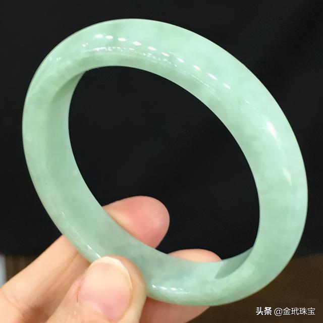 翡翠手镯上有红色的小点点翡翠手镯小了-第4张图片-翡翠网 翡翠手镯上有红色的小点点翡翠手镯小了-第4张图片-翡翠网