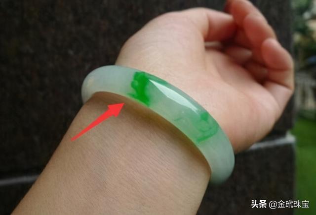 翡翠手镯上有红色的小点点翡翠手镯小了-第5张图片-翡翠网 翡翠手镯上有红色的小点点翡翠手镯小了-第5张图片-翡翠网