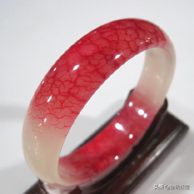 翡翠手镯上有红色的小点点翡翠手镯小了-第7张图片-翡翠网 翡翠手镯上有红色的小点点翡翠手镯小了-第7张图片-翡翠网