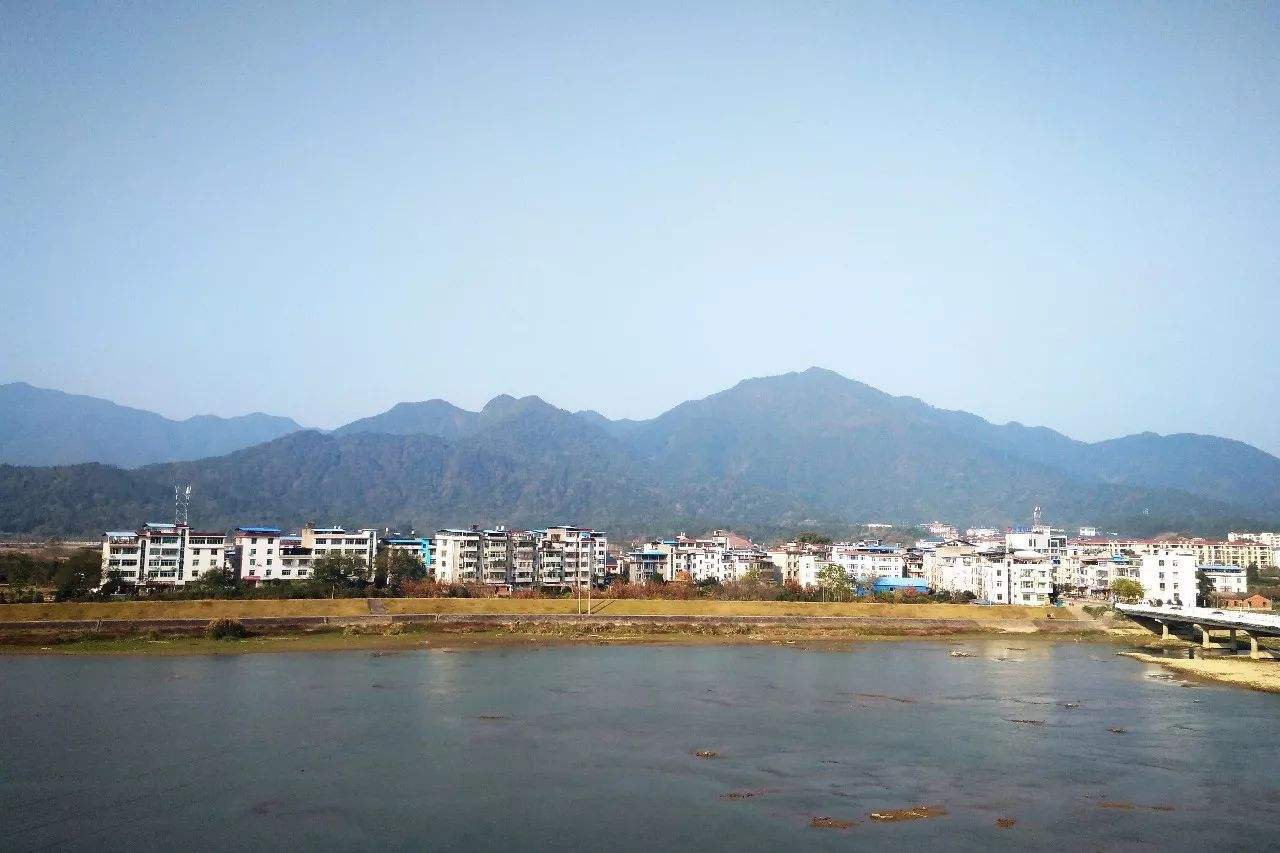 如何鉴别原石的好坏,江西靖安高湖汤家翡翠原石-第1张图片-翡翠网 如何鉴别原石的好坏,江西靖安高湖汤家翡翠原石-第1张图片-翡翠网