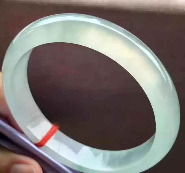 玉越带越透明,翡翠手镯会不会佩戴几天就有变化-第4张图片-翡翠网 玉越带越透明,翡翠手镯会不会佩戴几天就有变化-第4张图片-翡翠网