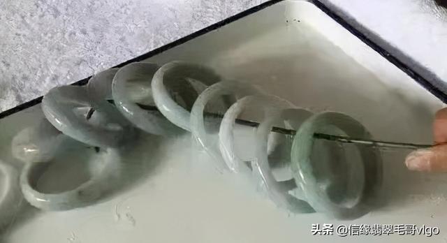 手镯煮蜡是正常吗,翡翠手镯煮蜡好还是不好-第2张图片-翡翠网 手镯煮蜡是正常吗,翡翠手镯煮蜡好还是不好-第2张图片-翡翠网