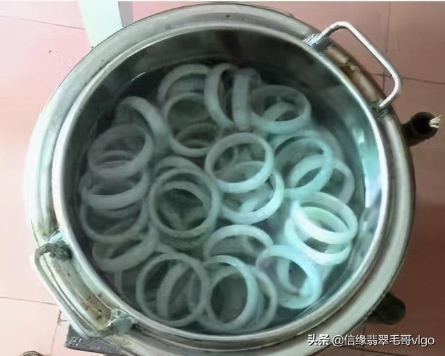 手镯煮蜡是正常吗,翡翠手镯煮蜡好还是不好-第3张图片-翡翠网 手镯煮蜡是正常吗,翡翠手镯煮蜡好还是不好-第3张图片-翡翠网