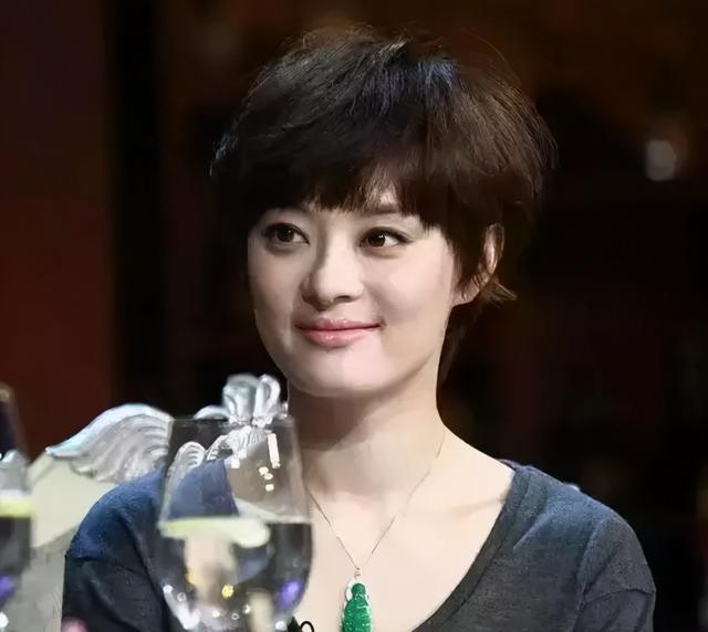 翡翠手镯女人手上的风景,手镯戴哪个手好女-第2张图片-翡翠网 翡翠手镯女人手上的风景,手镯戴哪个手好女-第2张图片-翡翠网