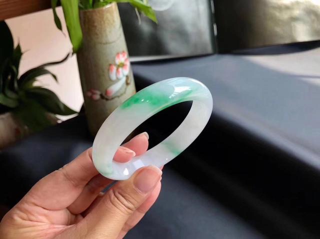 广卅资深律师翡翠资深知识带你了解翡翠知识-第1张图片-翡翠网 广卅资深律师翡翠资深知识带你了解翡翠知识-第1张图片-翡翠网