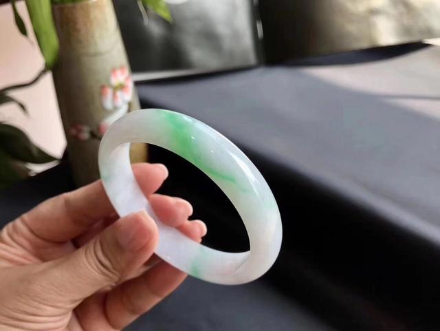 广卅资深律师翡翠资深知识带你了解翡翠知识-第2张图片-翡翠网 广卅资深律师翡翠资深知识带你了解翡翠知识-第2张图片-翡翠网