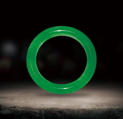 阳绿翡翠和飘花的区别,豆种飘花豆绿翡翠手镯-第6张图片-翡翠网 阳绿翡翠和飘花的区别,豆种飘花豆绿翡翠手镯-第6张图片-翡翠网