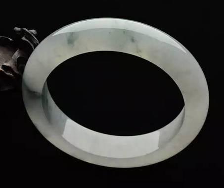 阳绿翡翠和飘花的区别,豆种飘花豆绿翡翠手镯-第10张图片-翡翠网 阳绿翡翠和飘花的区别,豆种飘花豆绿翡翠手镯-第10张图片-翡翠网