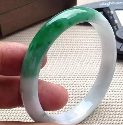 阳绿翡翠和飘花的区别,豆种飘花豆绿翡翠手镯-第16张图片-翡翠网 阳绿翡翠和飘花的区别,豆种飘花豆绿翡翠手镯-第16张图片-翡翠网