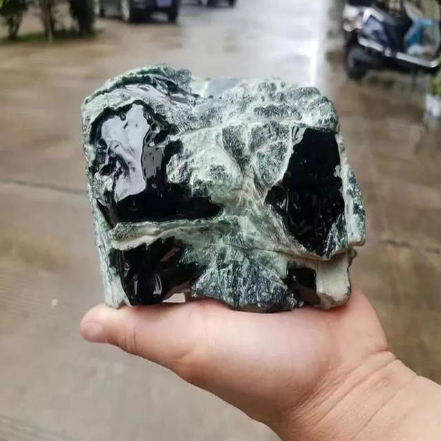 莫西沙大象皮翡翠原石,12斤翡翠原石大象皮-第3张图片-翡翠网 莫西沙大象皮翡翠原石,12斤翡翠原石大象皮-第3张图片-翡翠网