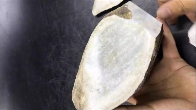 冰绿翡翠原石价值,木那翡翠原石的特点-第8张图片-翡翠网 冰绿翡翠原石价值,木那翡翠原石的特点-第8张图片-翡翠网