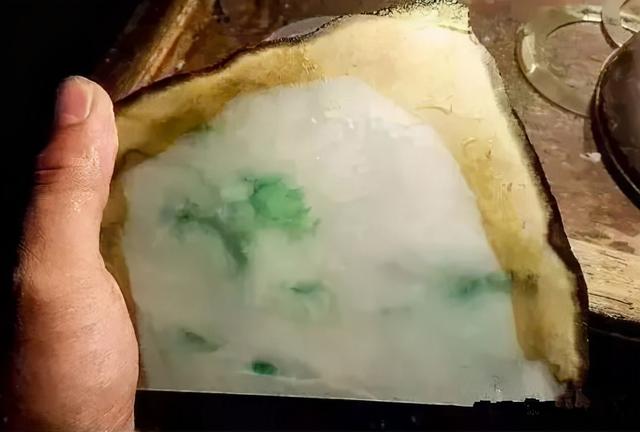 买原石加工手镯划算吗极品翡翠赌石手镯-第3张图片-翡翠网 买原石加工手镯划算吗极品翡翠赌石手镯-第3张图片-翡翠网