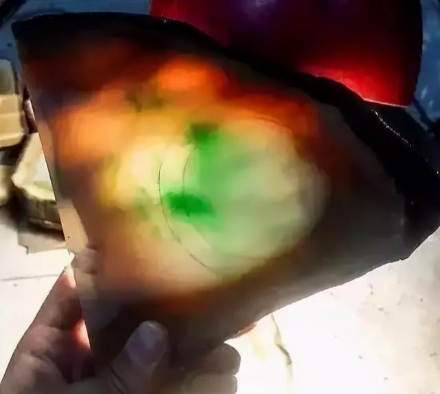 买原石加工手镯划算吗极品翡翠赌石手镯-第4张图片-翡翠网 买原石加工手镯划算吗极品翡翠赌石手镯-第4张图片-翡翠网