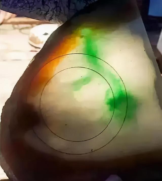 买原石加工手镯划算吗极品翡翠赌石手镯-第5张图片-翡翠网 买原石加工手镯划算吗极品翡翠赌石手镯-第5张图片-翡翠网