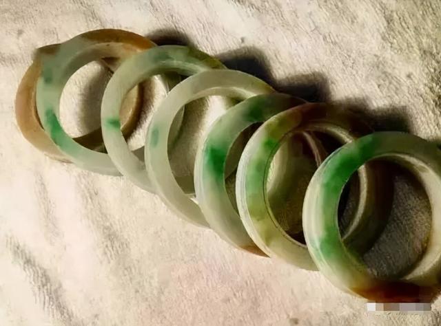 买原石加工手镯划算吗极品翡翠赌石手镯-第7张图片-翡翠网 买原石加工手镯划算吗极品翡翠赌石手镯-第7张图片-翡翠网