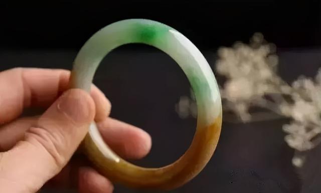 买原石加工手镯划算吗极品翡翠赌石手镯-第11张图片-翡翠网 买原石加工手镯划算吗极品翡翠赌石手镯-第11张图片-翡翠网