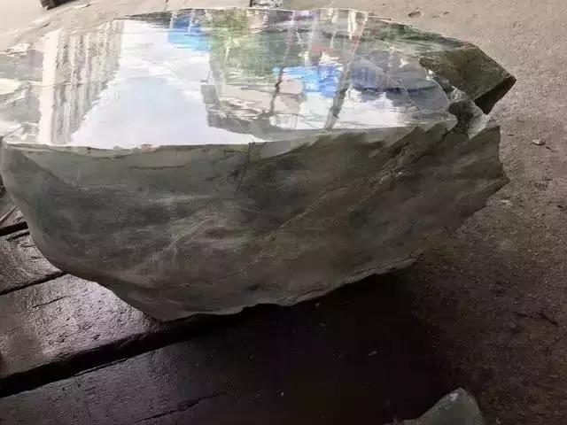 串珠翡翠原石翡翠原石上的蟒带-第1张图片-翡翠网 串珠翡翠原石翡翠原石上的蟒带-第1张图片-翡翠网