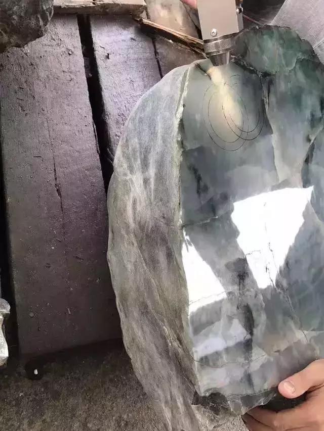 串珠翡翠原石翡翠原石上的蟒带-第2张图片-翡翠网 串珠翡翠原石翡翠原石上的蟒带-第2张图片-翡翠网