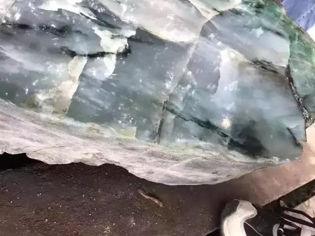 串珠翡翠原石翡翠原石上的蟒带-第3张图片-翡翠网 串珠翡翠原石翡翠原石上的蟒带-第3张图片-翡翠网