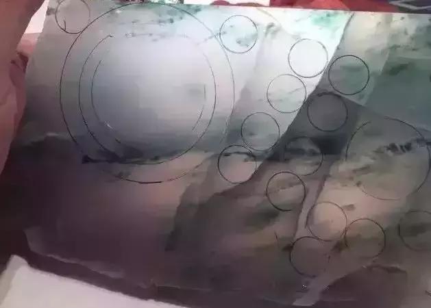 串珠翡翠原石翡翠原石上的蟒带-第4张图片-翡翠网 串珠翡翠原石翡翠原石上的蟒带-第4张图片-翡翠网