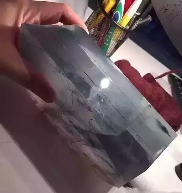 串珠翡翠原石翡翠原石上的蟒带-第9张图片-翡翠网 串珠翡翠原石翡翠原石上的蟒带-第9张图片-翡翠网