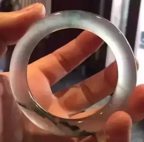 串珠翡翠原石翡翠原石上的蟒带-第11张图片-翡翠网 串珠翡翠原石翡翠原石上的蟒带-第11张图片-翡翠网