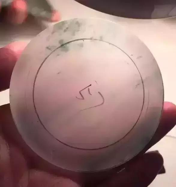 串珠翡翠原石翡翠原石上的蟒带-第15张图片-翡翠网 串珠翡翠原石翡翠原石上的蟒带-第15张图片-翡翠网