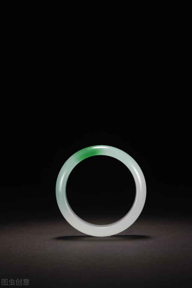 白翡翠手镯视频,翡翠手镯的鉴别方法-第3张图片-翡翠网 白翡翠手镯视频,翡翠手镯的鉴别方法-第3张图片-翡翠网