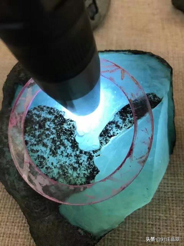 大马坎翡翠原石的特点抖音最火翡翠原石彩蛋-第4张图片-翡翠网 大马坎翡翠原石的特点抖音最火翡翠原石彩蛋-第4张图片-翡翠网