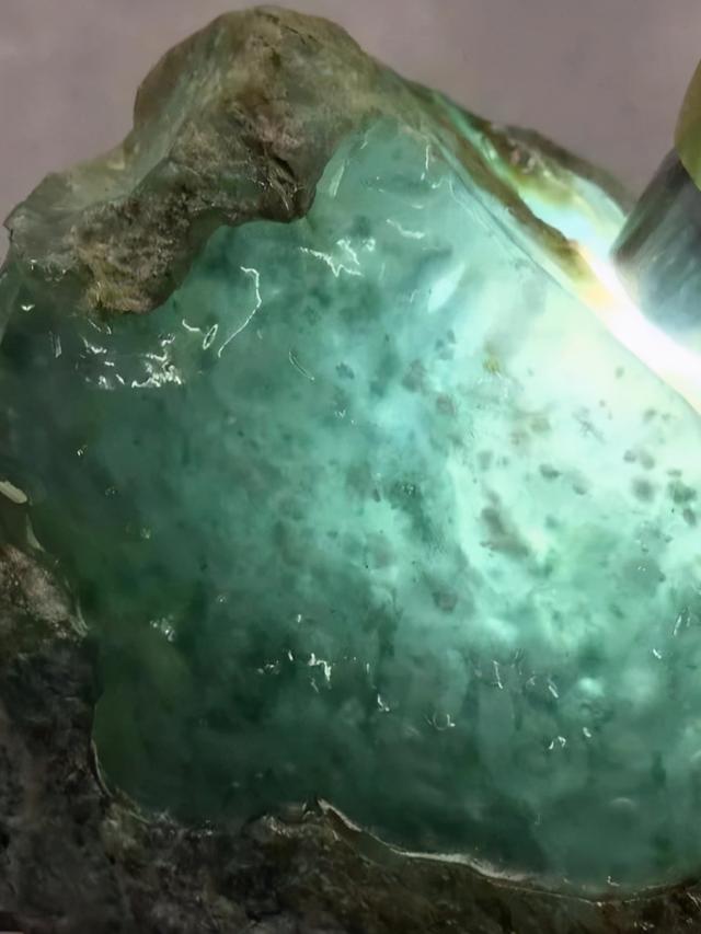 翡翠场口原石怎么认识南奇场口的翡翠有什么种-第5张图片-翡翠网 翡翠场口原石怎么认识南奇场口的翡翠有什么种-第5张图片-翡翠网