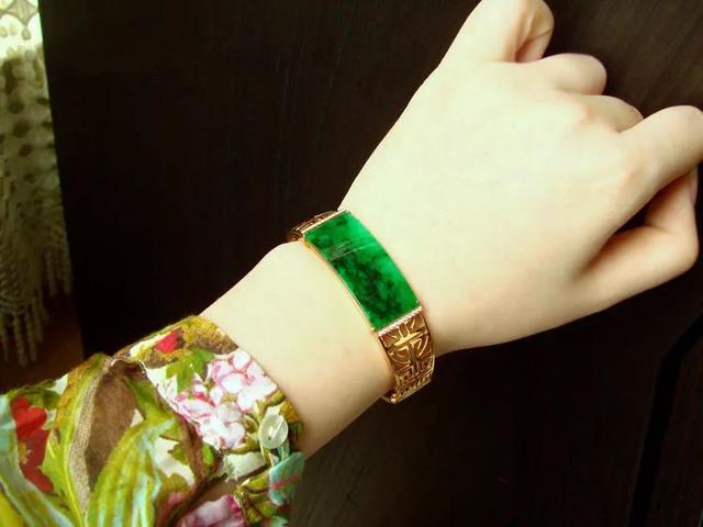 如何鉴别翡翠手镯真假茂名翡翠原石吊坠-第8张图片-翡翠网