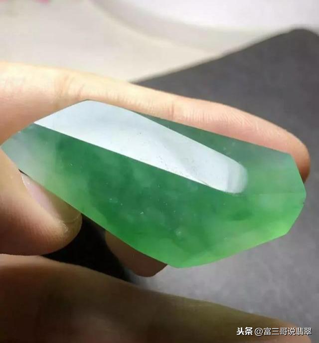 翡翠手镯多少m,如何鉴别翡翠手镯真假-第8张图片-翡翠网