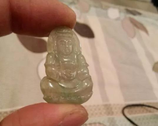 翡翠手镯黄了怎么清洗翡翠手镯的鉴别方法-第2张图片-翡翠网 翡翠手镯黄了怎么清洗翡翠手镯的鉴别方法-第2张图片-翡翠网