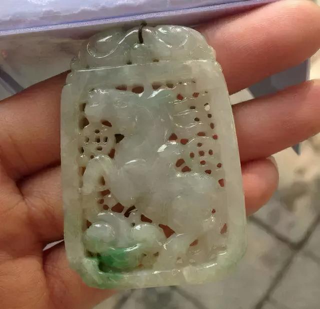 翡翠手镯黄了怎么清洗翡翠手镯的鉴别方法-第6张图片-翡翠网 翡翠手镯黄了怎么清洗翡翠手镯的鉴别方法-第6张图片-翡翠网