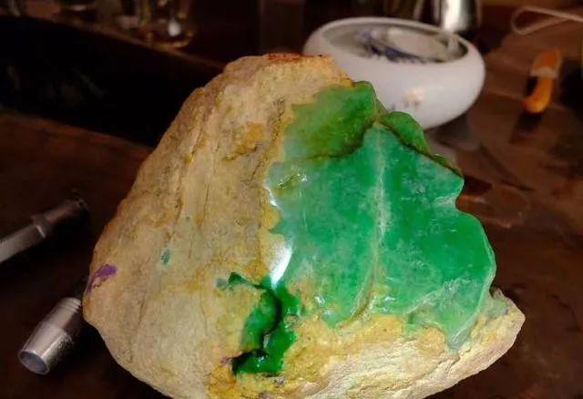 满色豆绿翡翠好不好,糯种豆绿翡翠价格-第1张图片-翡翠网 满色豆绿翡翠好不好,糯种豆绿翡翠价格-第1张图片-翡翠网