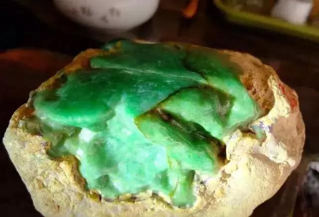 满色豆绿翡翠好不好,糯种豆绿翡翠价格-第2张图片-翡翠网 满色豆绿翡翠好不好,糯种豆绿翡翠价格-第2张图片-翡翠网