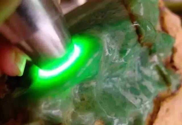 满色豆绿翡翠好不好,糯种豆绿翡翠价格-第3张图片-翡翠网 满色豆绿翡翠好不好,糯种豆绿翡翠价格-第3张图片-翡翠网