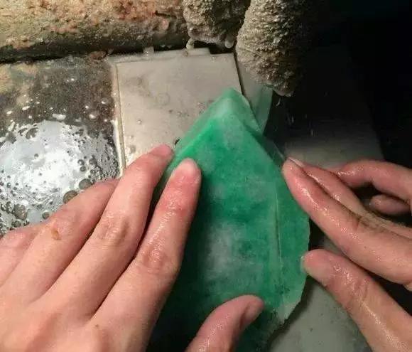 满色豆绿翡翠好不好,糯种豆绿翡翠价格-第4张图片-翡翠网 满色豆绿翡翠好不好,糯种豆绿翡翠价格-第4张图片-翡翠网