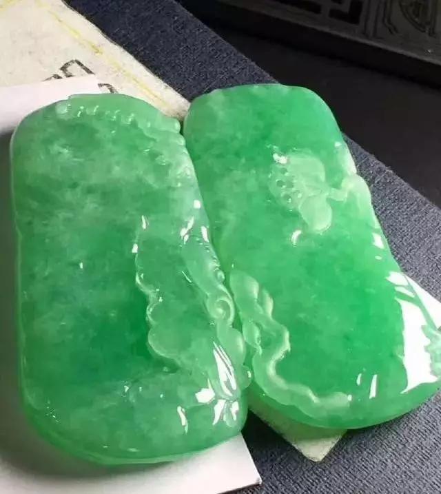 满色豆绿翡翠好不好,糯种豆绿翡翠价格-第6张图片-翡翠网 满色豆绿翡翠好不好,糯种豆绿翡翠价格-第6张图片-翡翠网