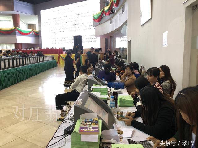 翡翠原石毛料赌石视频缅甸买翡翠原石-第3张图片-翡翠网 翡翠原石毛料赌石视频缅甸买翡翠原石-第3张图片-翡翠网