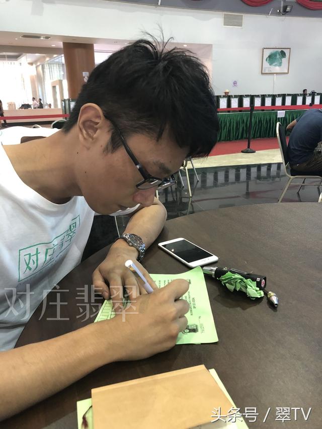 翡翠原石毛料赌石视频缅甸买翡翠原石-第6张图片-翡翠网 翡翠原石毛料赌石视频缅甸买翡翠原石-第6张图片-翡翠网