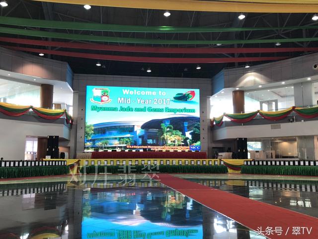 翡翠原石毛料赌石视频缅甸买翡翠原石-第8张图片-翡翠网 翡翠原石毛料赌石视频缅甸买翡翠原石-第8张图片-翡翠网