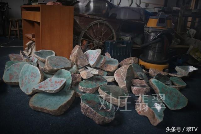 翡翠原石毛料赌石视频缅甸买翡翠原石-第10张图片-翡翠网 翡翠原石毛料赌石视频缅甸买翡翠原石-第10张图片-翡翠网