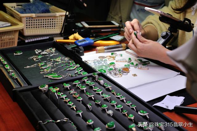 一般翡翠手镯价格,为什么拼多多的翡翠手镯那么便宜-第1张图片-翡翠网 一般翡翠手镯价格,为什么拼多多的翡翠手镯那么便宜-第1张图片-翡翠网