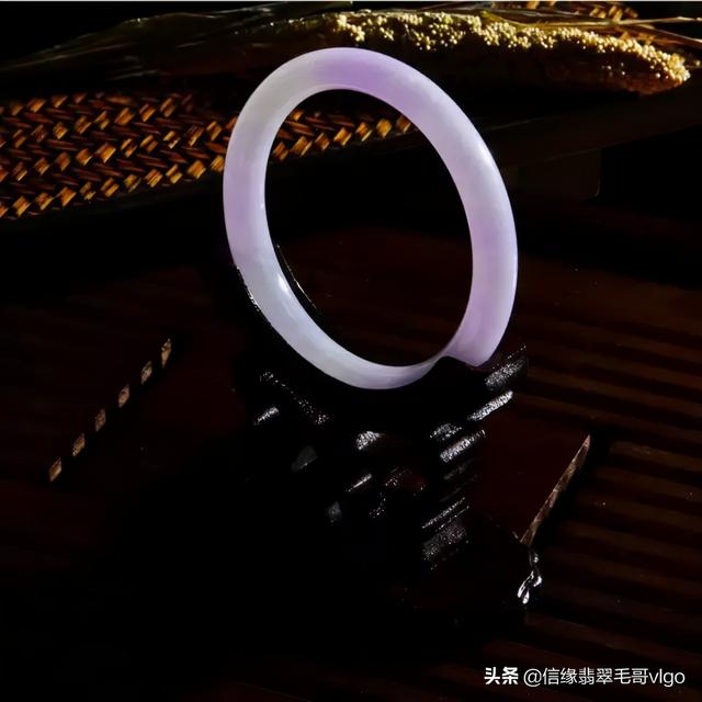 紫罗兰翡翠手镯怎么压翡翠和玉有什么区别-第4张图片-翡翠网 紫罗兰翡翠手镯怎么压翡翠和玉有什么区别-第4张图片-翡翠网